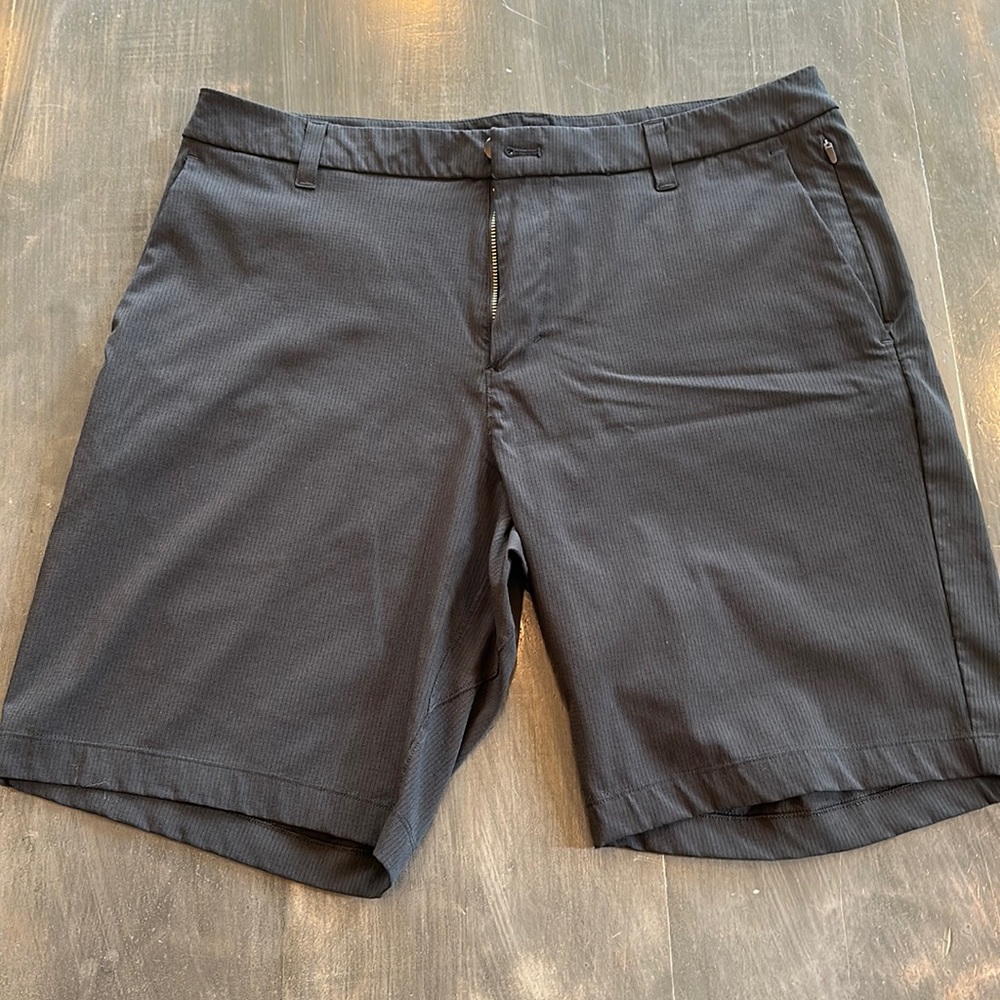 Lululemon Commission Short Woven Air size 34 Black 9in